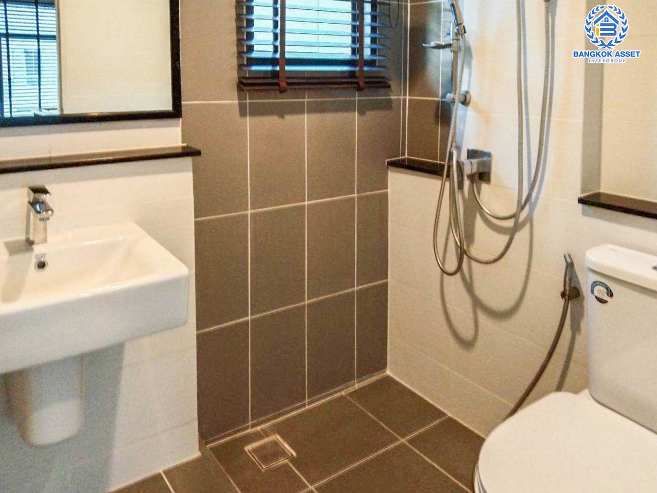 บ้านมือสอง ม.เวนิว พระราม9 หลังมุม เนื้อที่ 51.4 ตร.ว. ฟังก์ชัน 3 ห้องนอน 3 ห้องน้ำ จอดรถได้ 2 คัน บนทำเลเชื่อมต่อหลายเส้นทาง ถ.ศรีนครินทร์, ถ.กรุงเทพกรีฑา, ถ.ร่มเกล้า, ถ.รามคำแหง ใกล้ทางด่วน "ทับช้าง มอเตอร์เวย์" และ ทางด่วน ศรีรัช และแฟชั่นไอส์แลนด์...